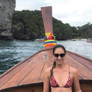 Girl mit Sonnenbrille und Bikini im Boot